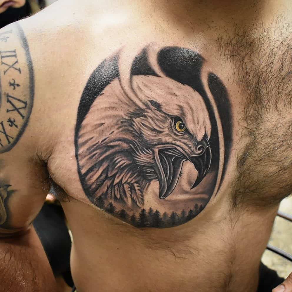 Tatuaje de águila masculina sobre el pecho 