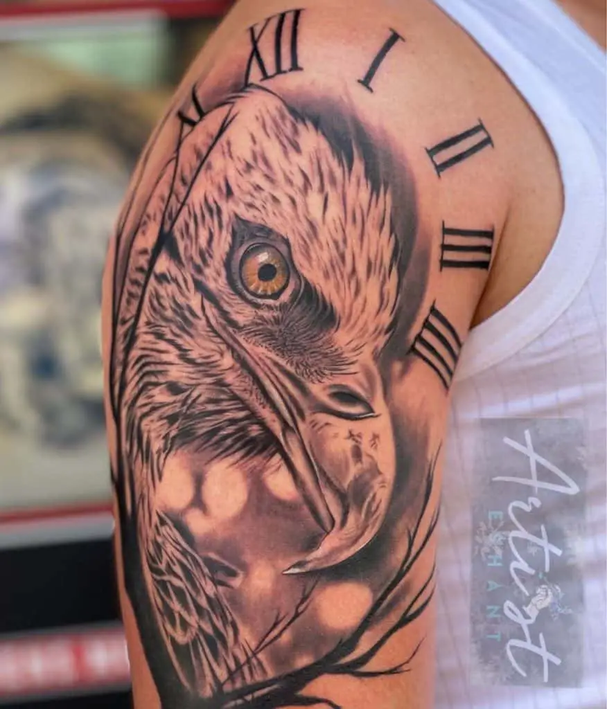 Tatuaje de águila en el hombro con tinta negra