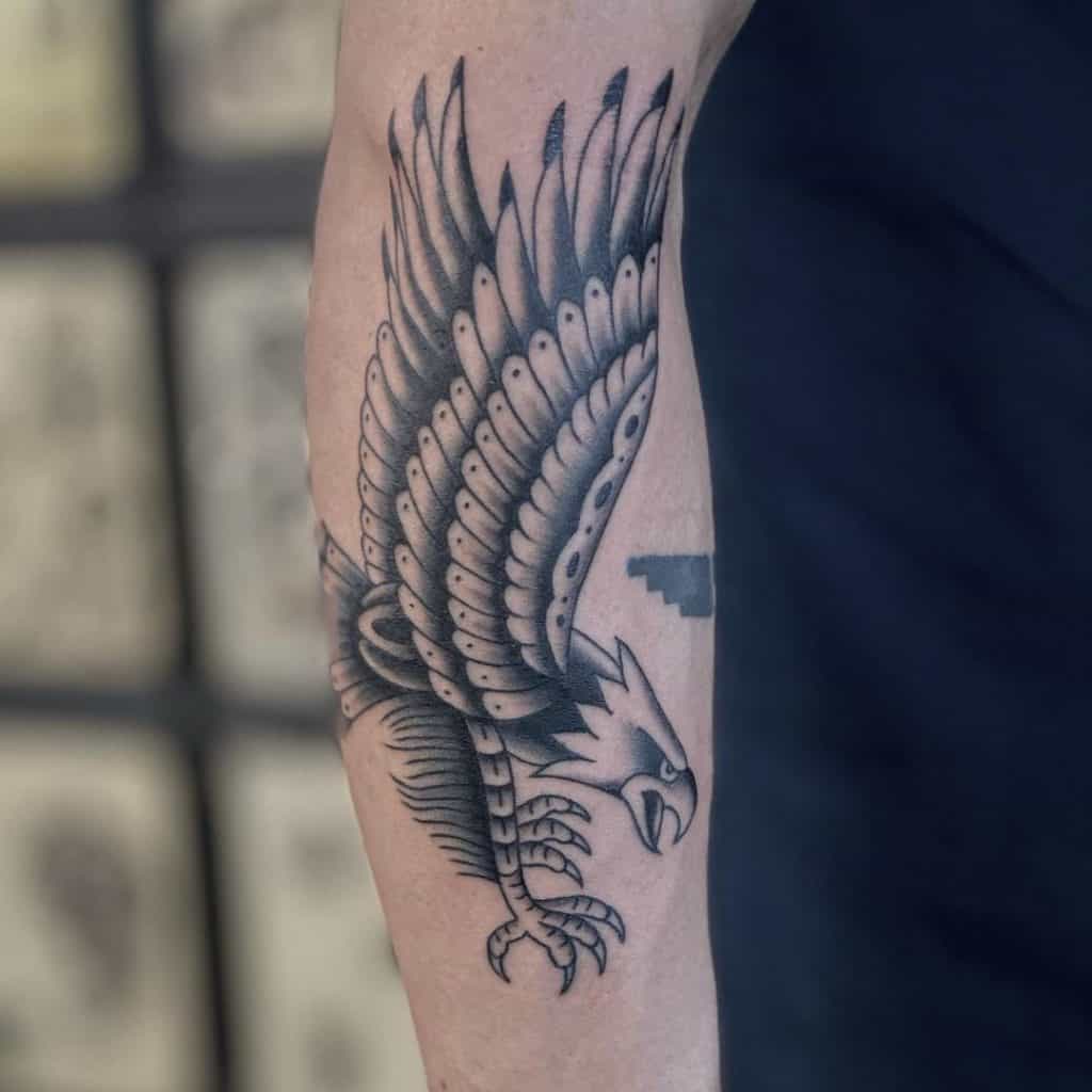 Tatuaje de un águila en el brazo Black Tattoo Inspo 