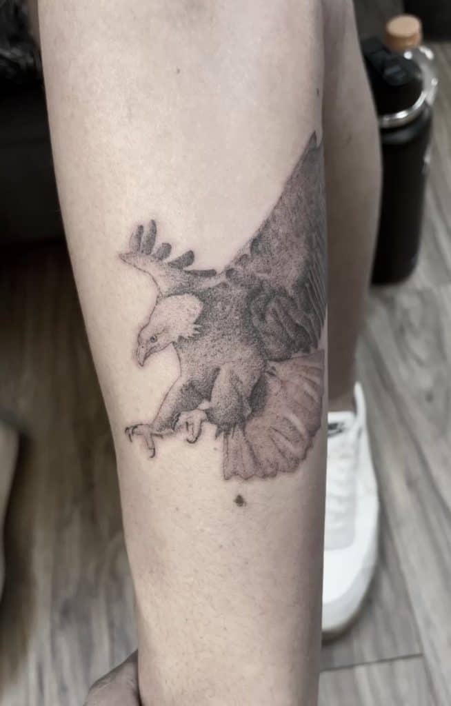 Diseño de tatuaje de águila descolorida 
