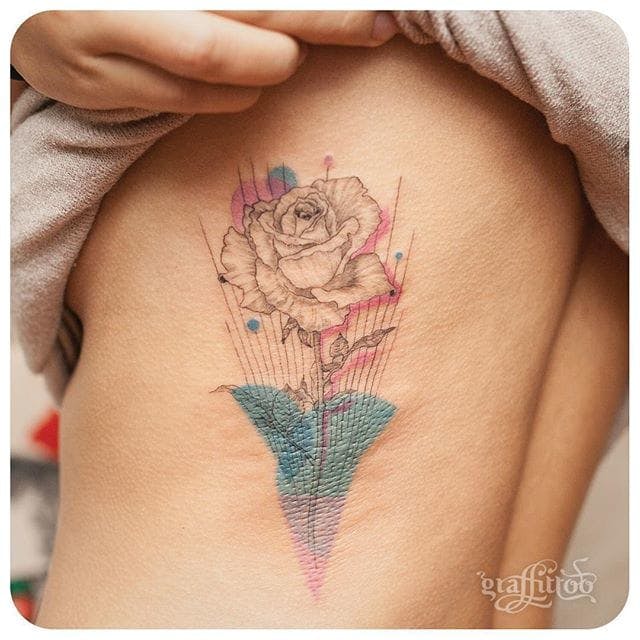 Poder floreciente de los pequeños tatuajes.  Rosa gráfica.  #delicado #graffittoo # gráfico #rosa #fineline