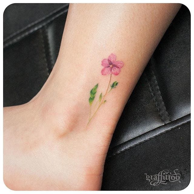 Preciosa flor en el tobillo.  #delicado #graffittoo #flora #flor #fineline #simple