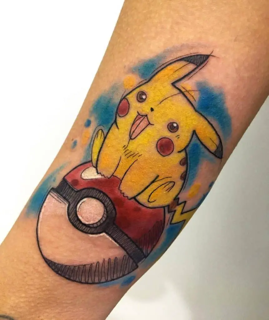 Tatuaje de Pikachu con una Pokeball 