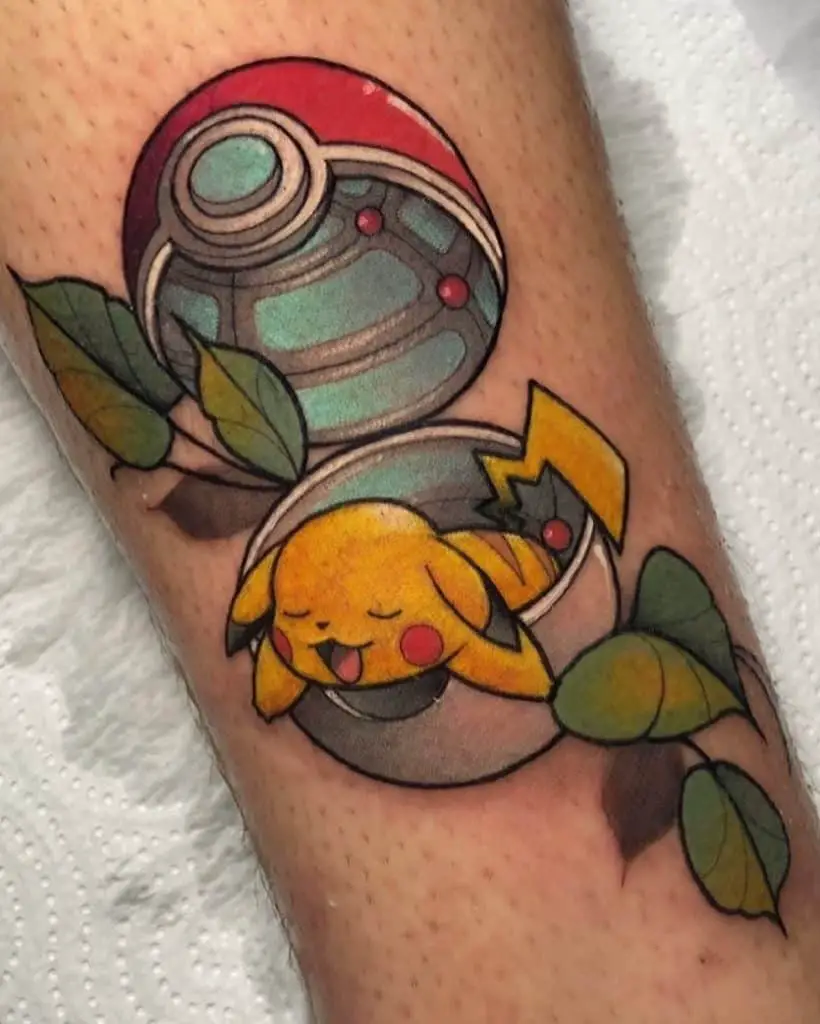 Divertido y artístico tatuaje de Pikachu con Pokeball 