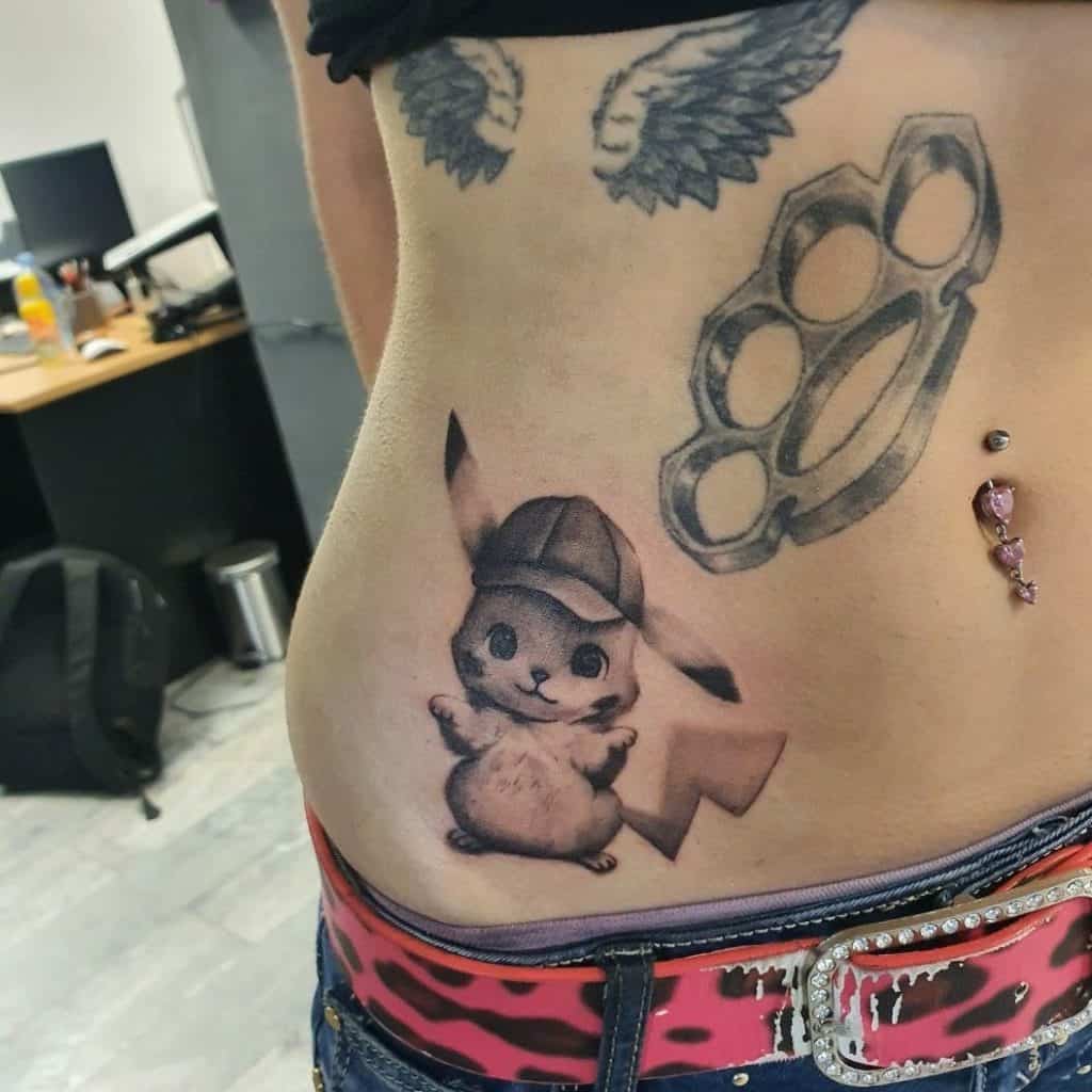 Tatuaje de Pikachu hembra en el vientre 