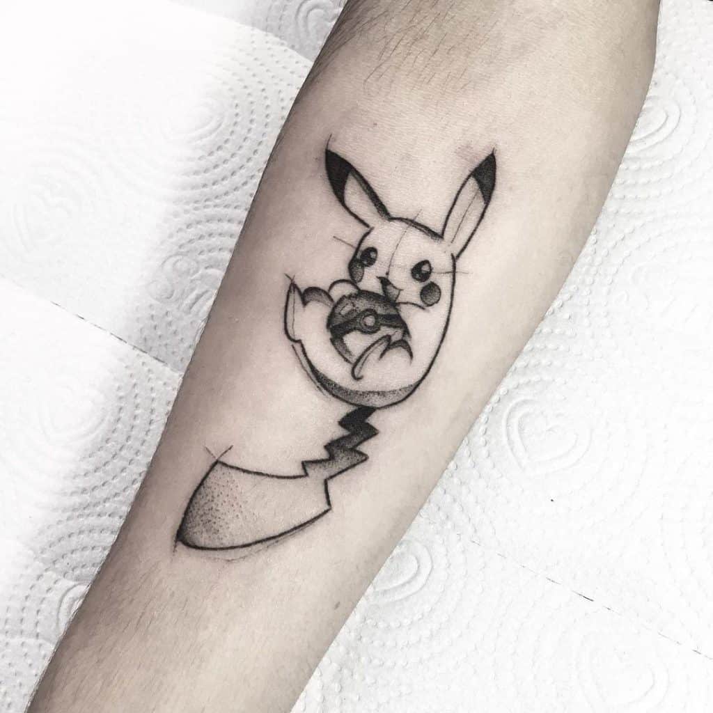 Tatuaje de Pikachu en el brazo en blanco y negro
