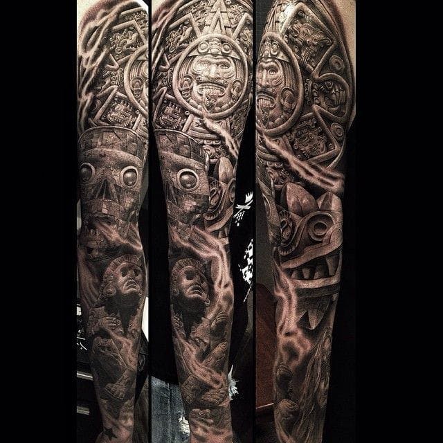 Los tatuajes aztecas que cubren toda la manga se ven increíbles.  ¡Tatuaje de Greg Nicholson!  #azteca #aztectattoo #gregnicholson