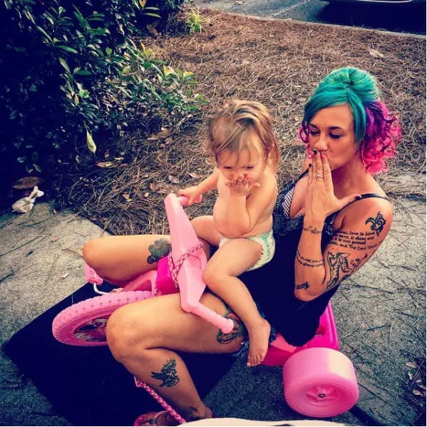 El cabello, los tatuajes, la bicicleta, la posición a juego.  Esta mamá hace todo lo correcto @ kitty13purr #tattooedmom #tattooedmoms #tattoodobabes #tat