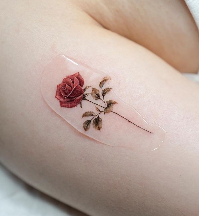 Pequeño tatuaje de rosa roja
