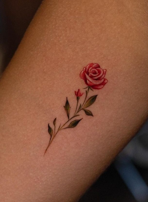 Pequeño tatuaje de rosa roja
