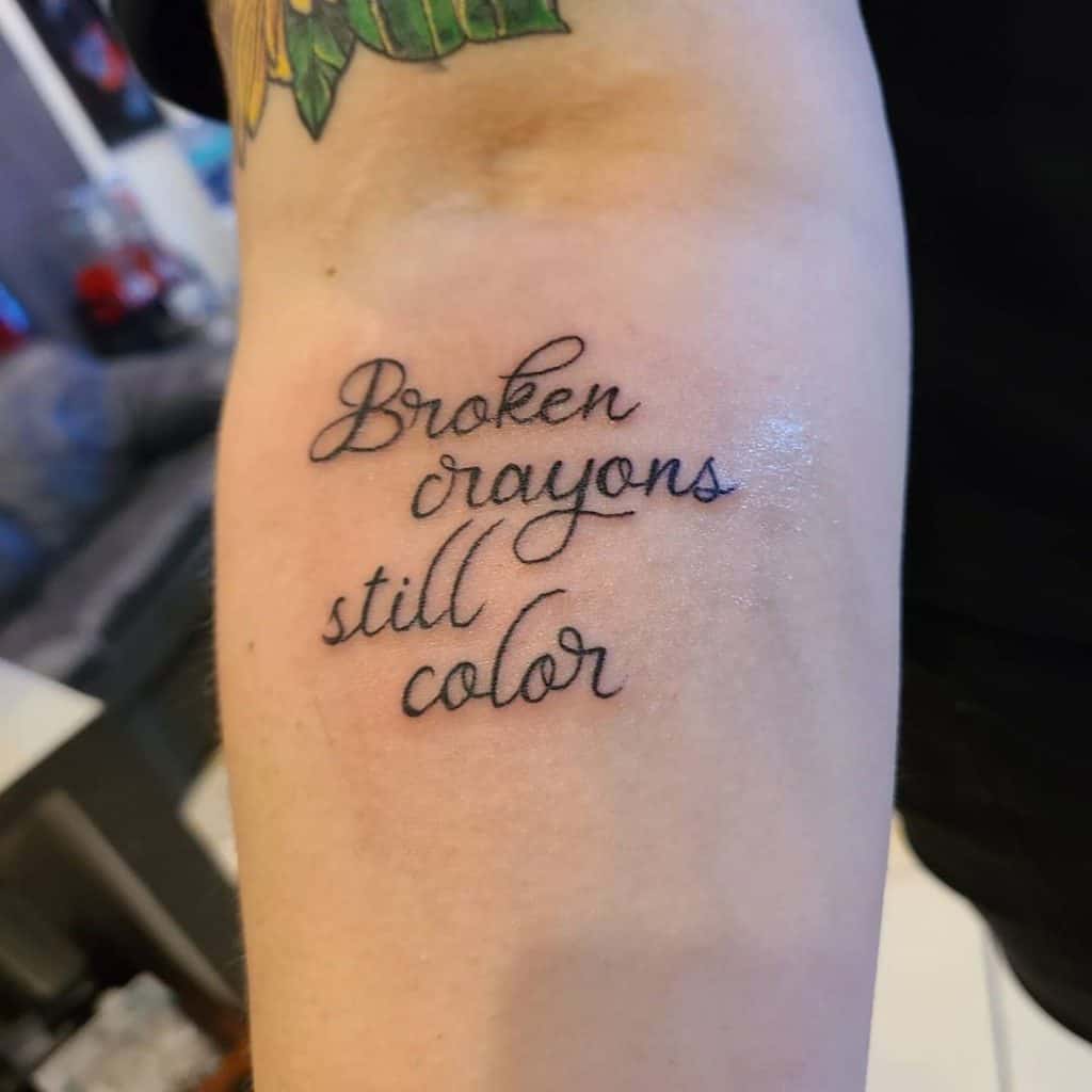 Los lápices de colores rotos siguen coloreando Depression Tattoo