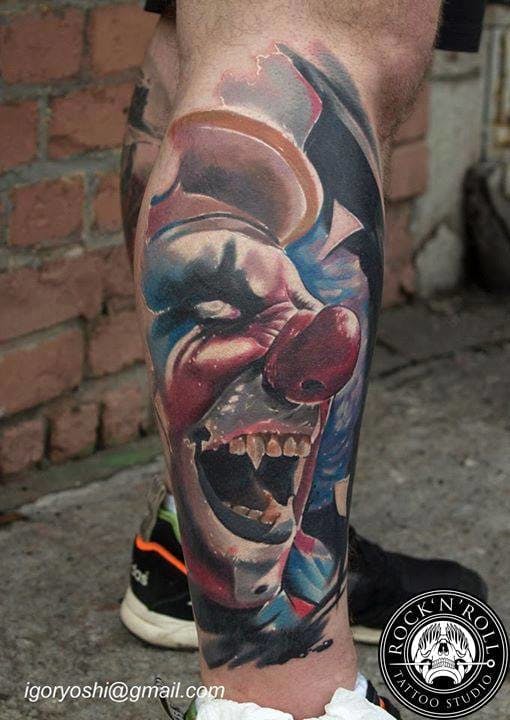 Los payasos aterradores son en realidad grandes tatuajes de terror.  Aquí por Igor Igoryoshi.  #horrortattoo # horror #clown #creepyclown #creepy #IgorIgoryoshi
