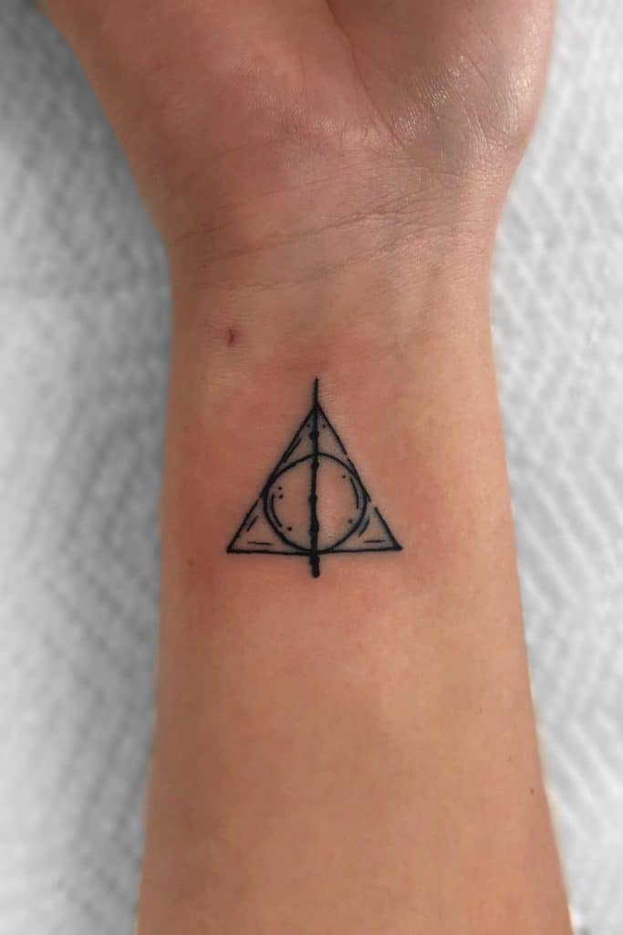 Tatuajes pequeños para hombres inspirados en Harry Potter con significado