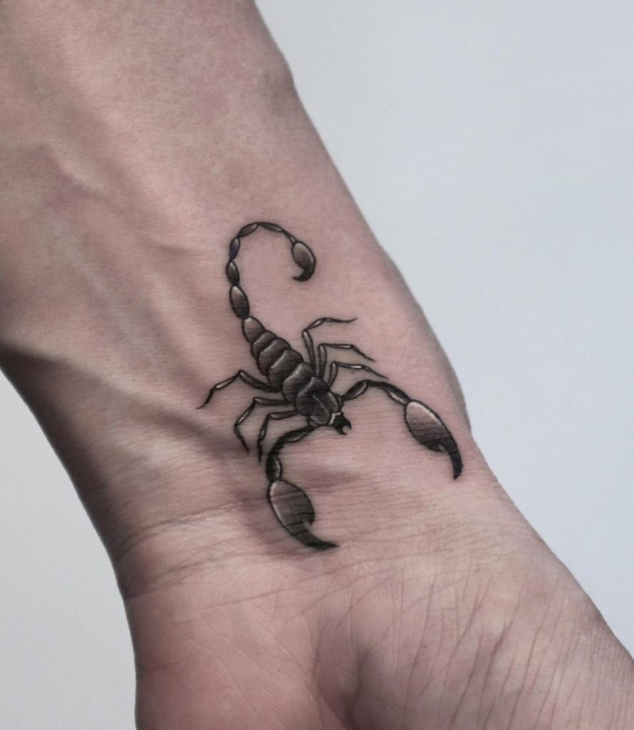 Tatuaje de antebrazo pequeño inspirado en Escorpio