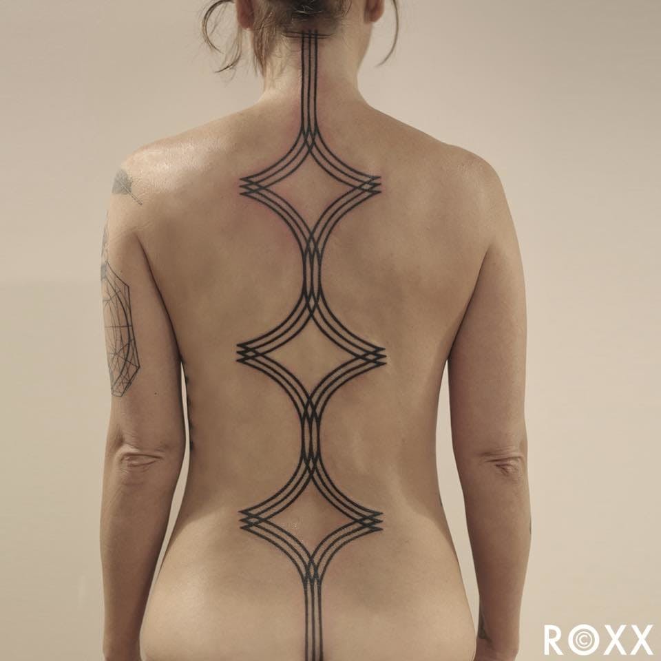 Tatuaje de línea rudo de Roxx.  # trabajo de línea # geométrico #roxx