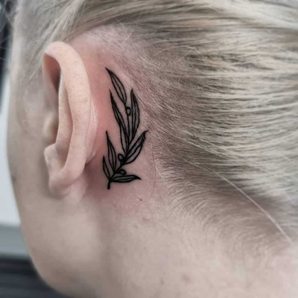 Ideas de tatuajes para la oreja interna Diseño negro 
