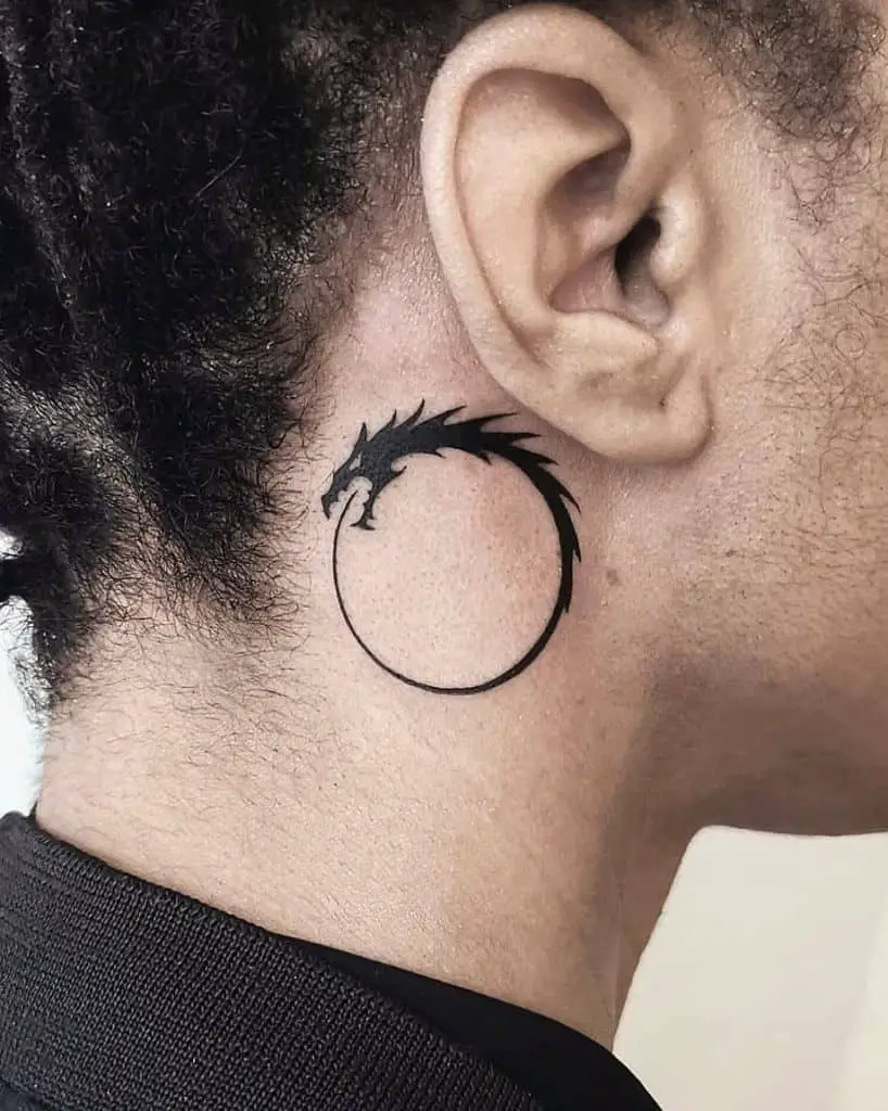 Tatuaje detrás de la oreja inspirado en un dragón 