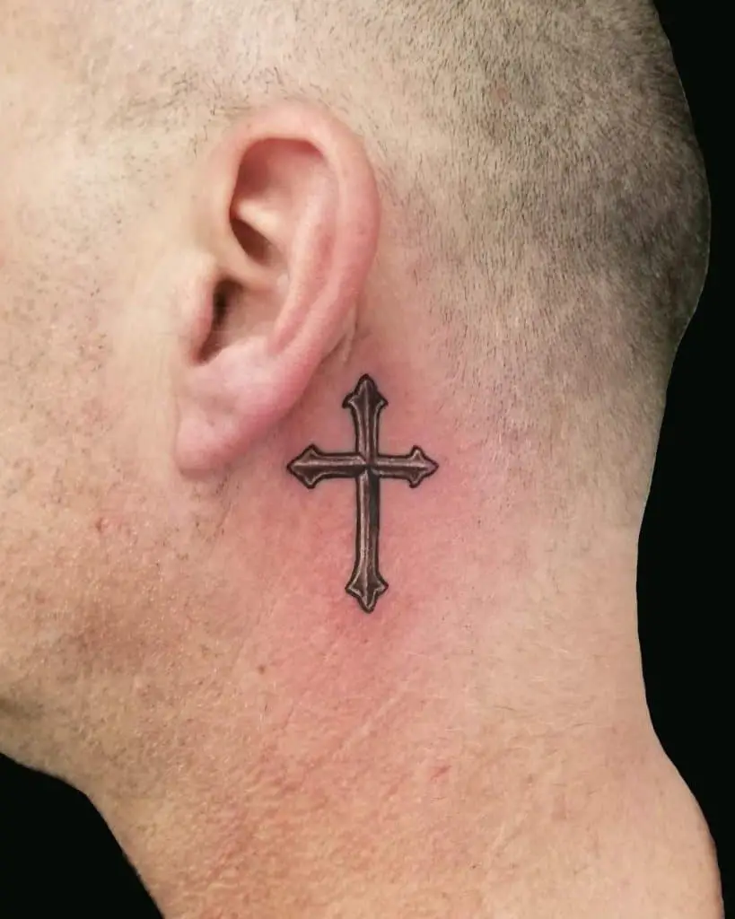 Tatuajes pequeños detrás de la oreja inspirados en una cruz 