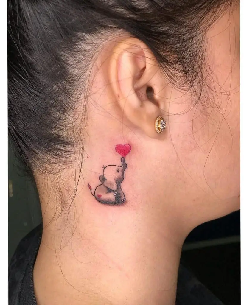 Tatuaje de elefante detrás de la oreja para hombre 
