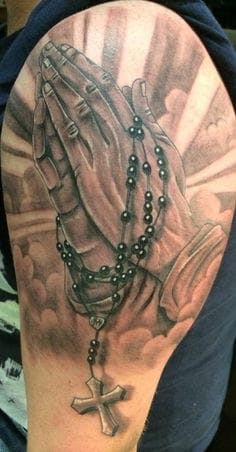 El tatuaje de las manos en oración se ve increíble en negro y gris.  Trabajo detallado de Ian Flynn #prayinghandstattoo #prayinghands #ianflynn