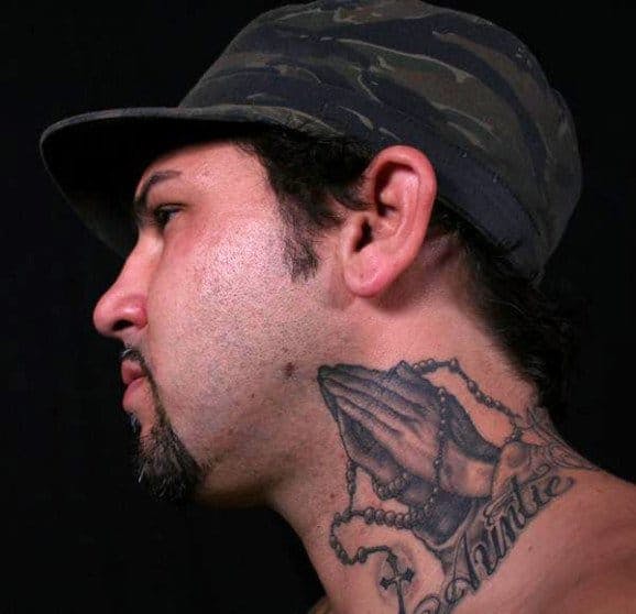 Gran tatuaje en el artista Darren Brass por Tim Hendricks #prayinghandstattoo #prayinghands #darrenbrass #timhendricks
