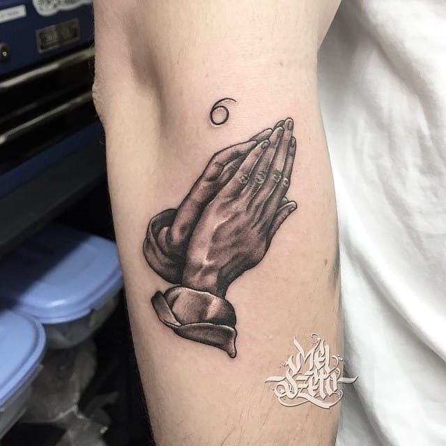 El tatuaje de las manos en oración puede verse tan bien en estilo negro y gris.  Impresionante versión inspirada en Drake de Mel Szeto #blackandgrey #religious #prayinghands #drake