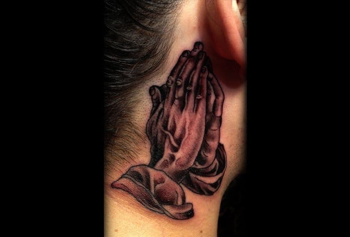 Impresionante pieza detrás de la oreja de Artwork Rebels #prayinghandstattoo #prayinghands #artworkrebels