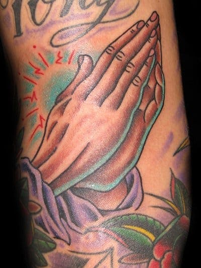 Audaz trabajo de Last Sparrow Tattoo #prayinghandstattoo #prayinghands