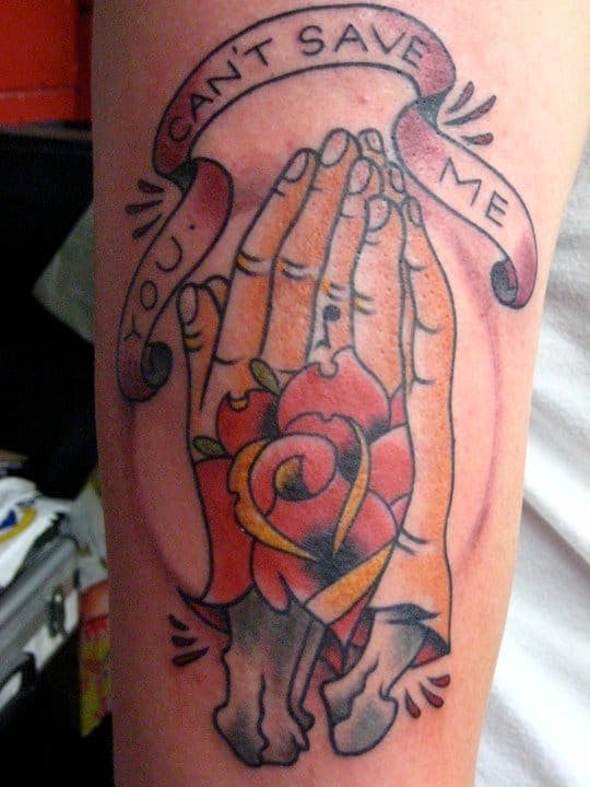 Tatuaje de las manos rotas del último gorrión #prayinghandstattoo #prayinghands #lastsparrow