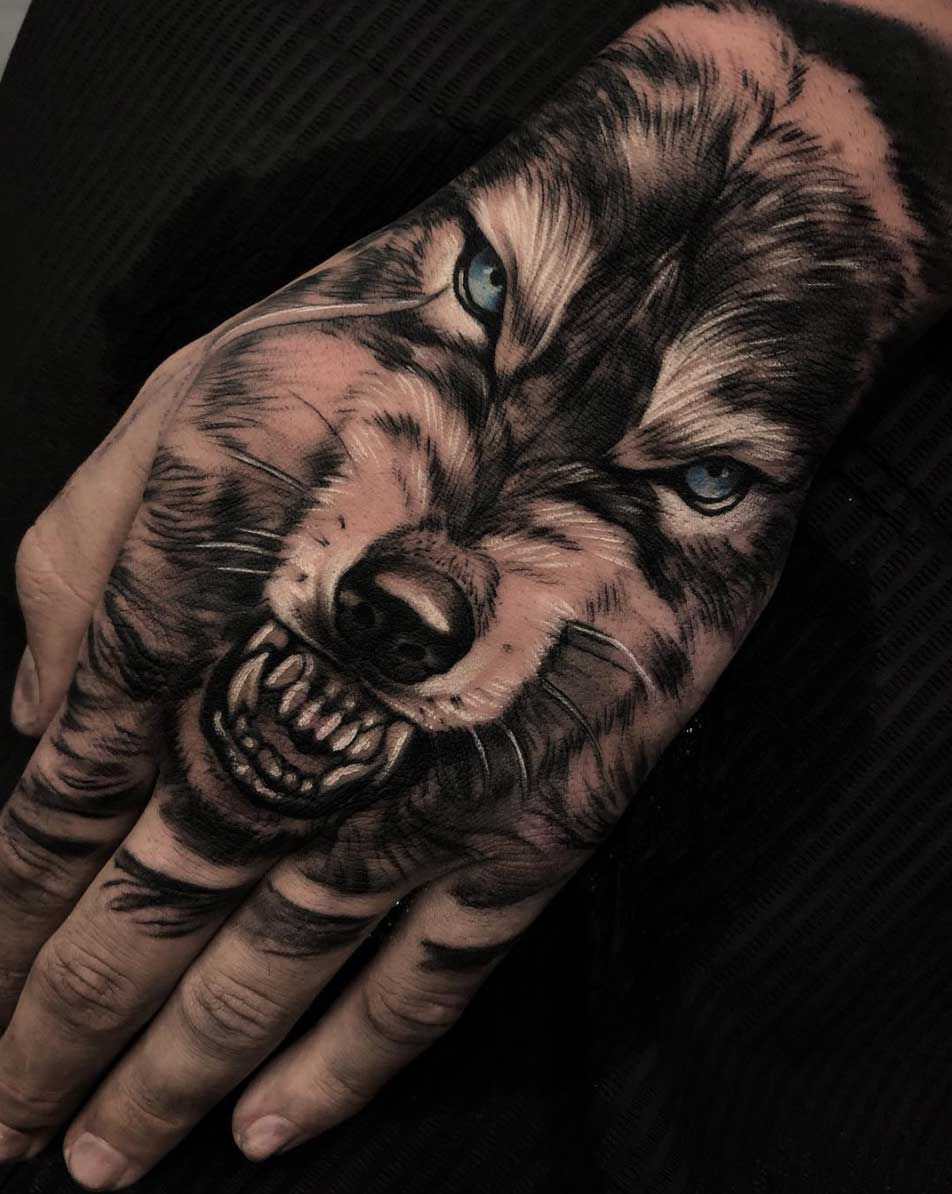 tatuaje de mano de lobo