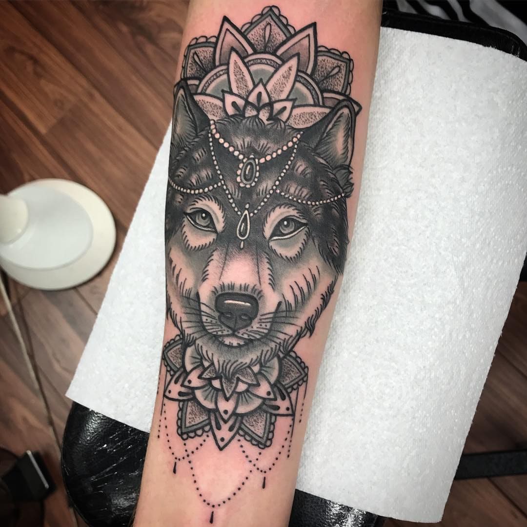 tatuaje de mandala de lobo