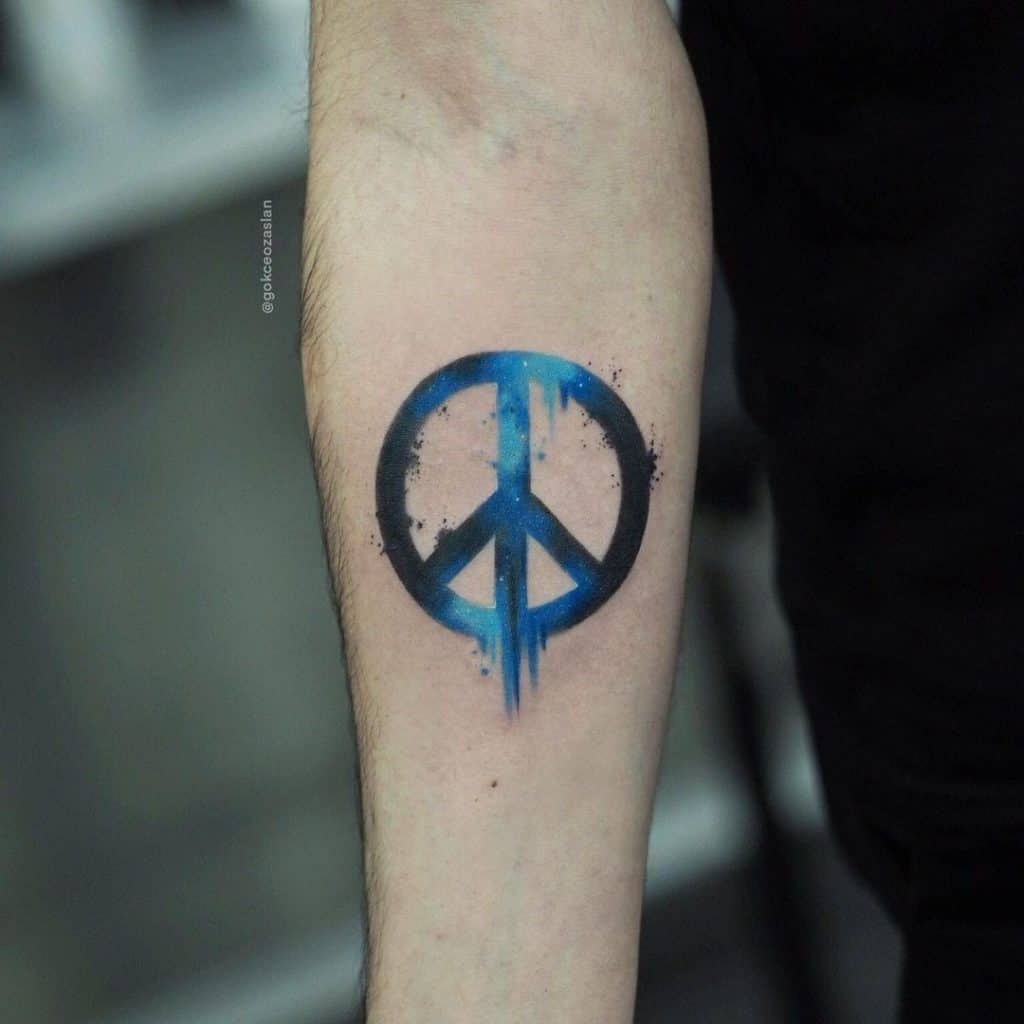 Símbolo de la paz en el antebrazo azul 