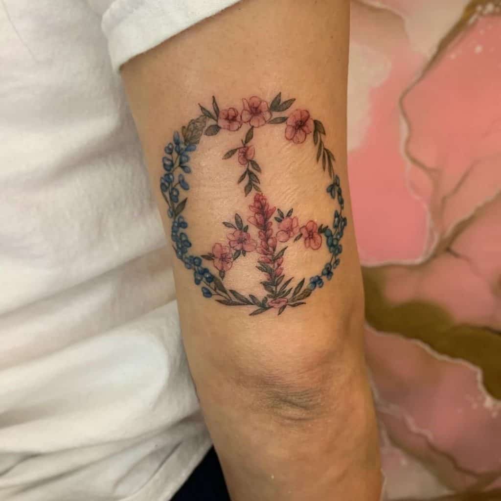 Tatuaje femenino y floral que simboliza la paz