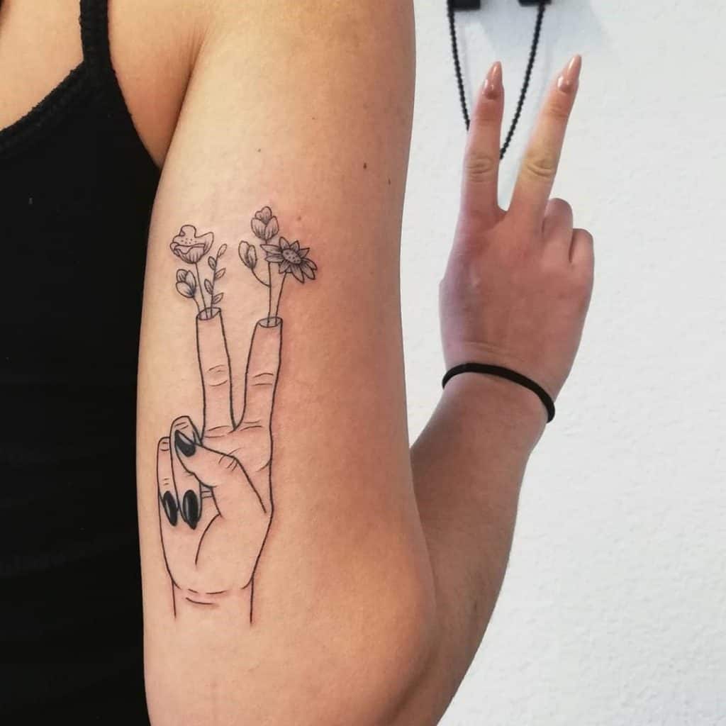 Tatuaje femenino de flores de la paz 