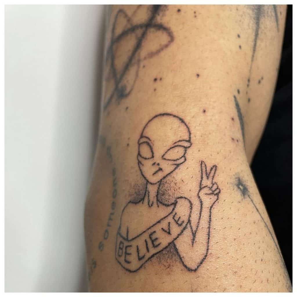 Tatuaje alienígena que representa la paz 