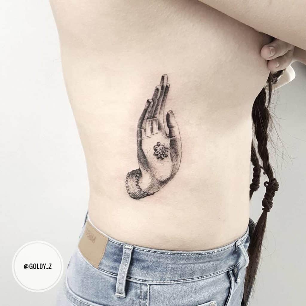 Tatuaje del símbolo de la paz en el vientre 