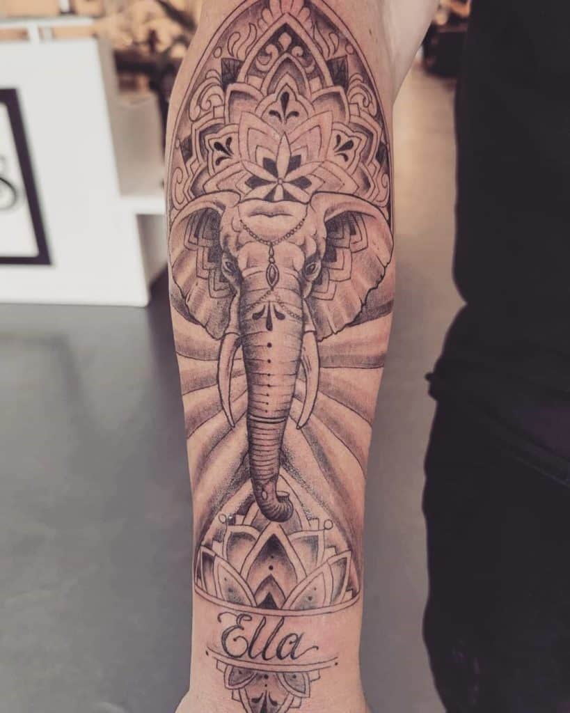 Diseño de tatuaje de cabeza de elefante con mandala