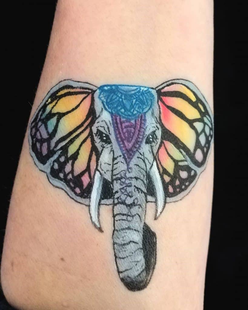 Tatuaje de mariposa de colores de elefante