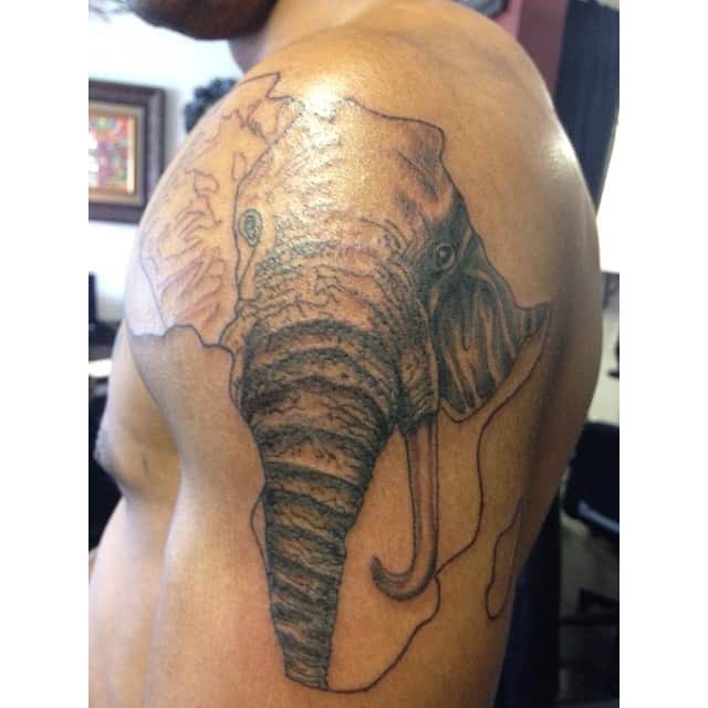 Tatuaje de elefante en el hombro