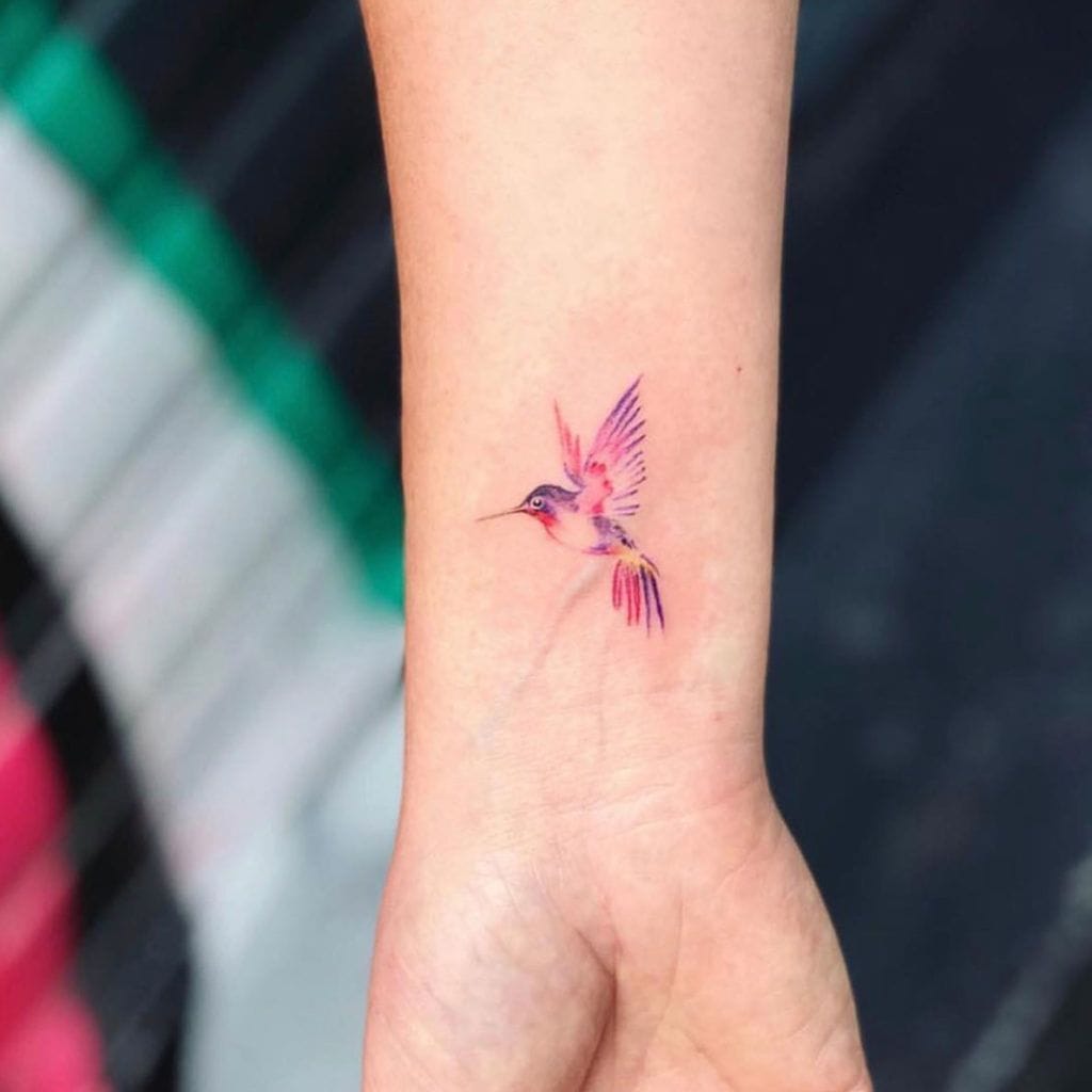 Tatuaje de colibrí abstracto