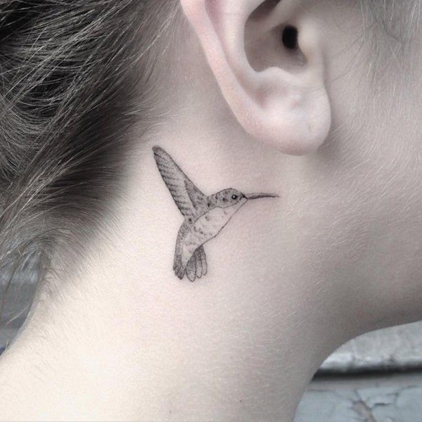 Tatuaje minimalista de colibrí