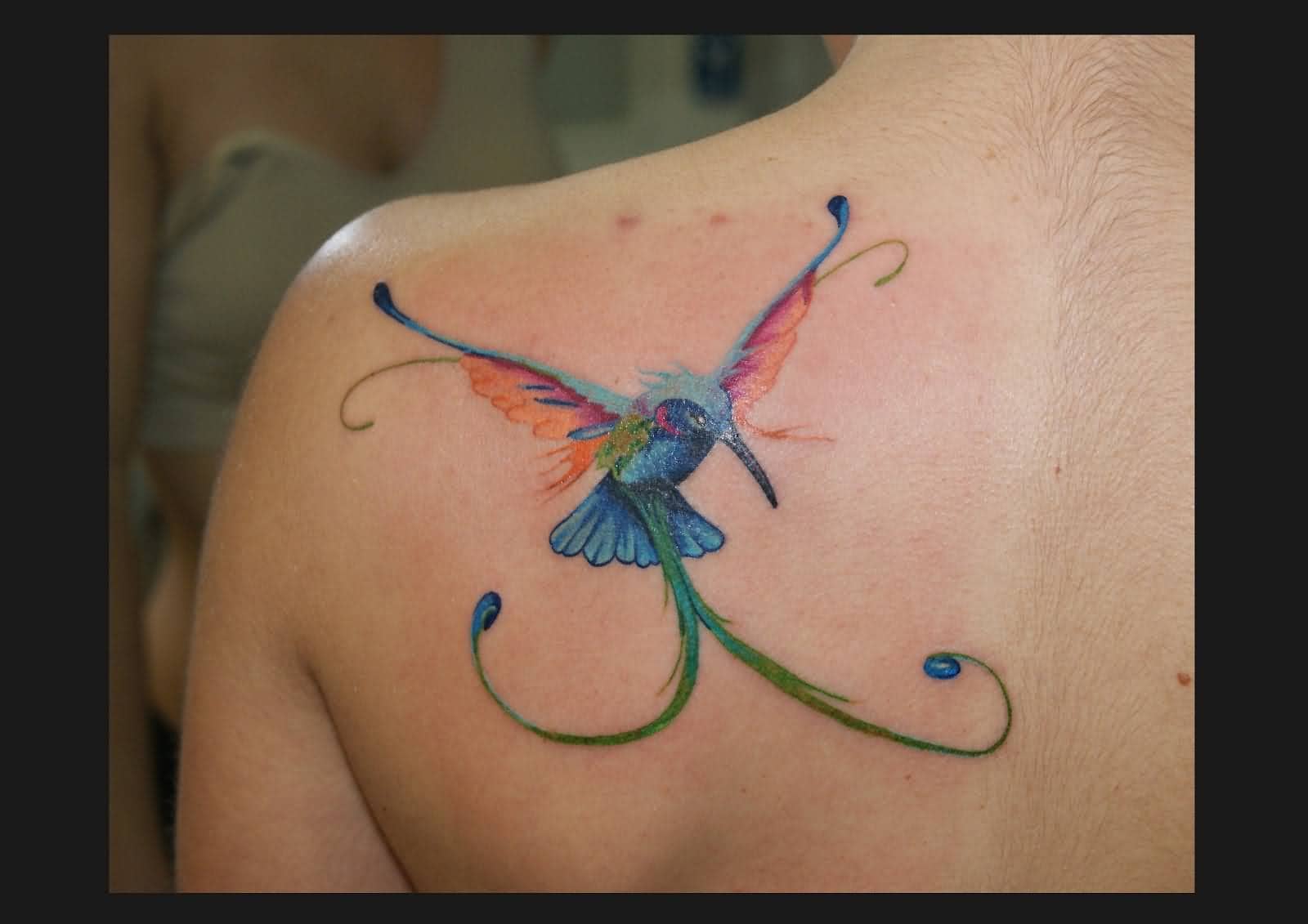 Infinito tatuaje de colibrí