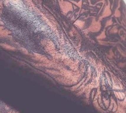 Andre tatuaje en el brazo derecho