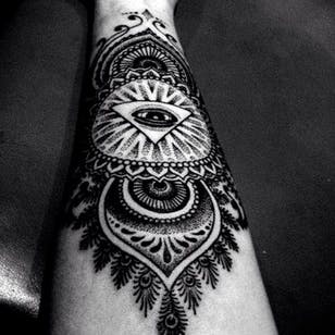 Líneas audaces en esta foto de tatuaje de ojos inspirada en un mandala de Pinterest por un artista desconocido # ojo # thirdeye # allseeingeye # esoteric # black-tooth gray # black work # mandala # pyramid