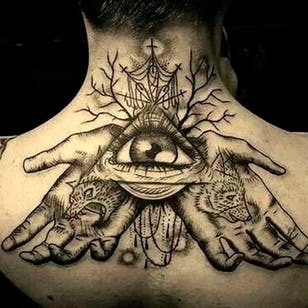 Fuerte trabajo negro en este tatuaje Foto de Pinterest por artista desconocido # ojo # thirdeye # allseeingeye # esoteric # negro y gris # trabajo negro # manos # lobo # oso # pirámide