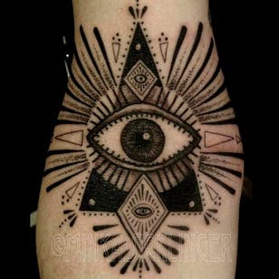 Uno de los puntos más dolorosos para un tatuaje, pero estas líneas finas y puntos parecen un tatuaje mortal de Minka Sicklinger Foto de Pinterest #eye #thirdeye #allseeingeye #esoteric #black gray #blackwork # MinkaSicklinger