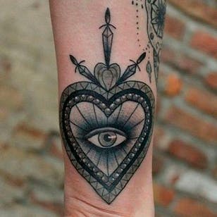 Lindo diseño de corazón con joyas Foto de Pinterest por artista desconocido # ojo # thirdeye # allseeingeye # esoteric # negro y gris # trabajo negro # corazón