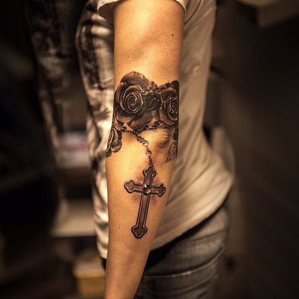 Tatuaje de rosario en el codo Niki Norberg #codo #elbowtattoo #rosary #rose #cross #rosetattoo #nikinorberg