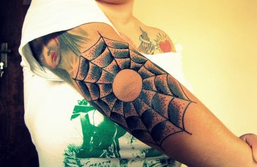 Los tatuajes de codo pueden ser súper creativos, como esta telaraña.  Artista desconocido #spiderweb #elbowtattoo #codo #blackwork #blckwrk