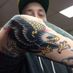 Águila tradicional de Jake Haag #elbowtattoo #codo #traditional #traditionalattoo #eagle #eagletattoo